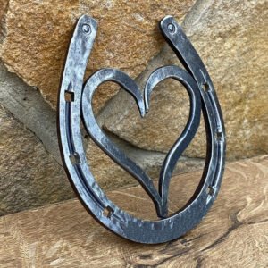 Hand Forged Iron Horseshoe Figurines Indoor Outdoor Heart for Lawn Yard Resin Statue Outdoor Decoration Heart Garden Decor #8280